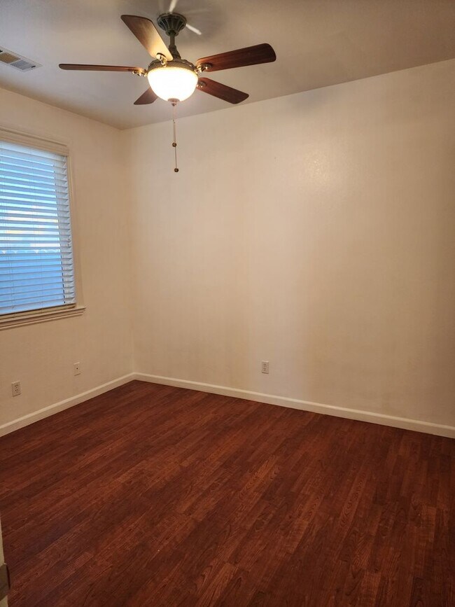 Building Photo - 5 Bedroom 3 Bathroom with 3 car Garage in the Sylvan School District