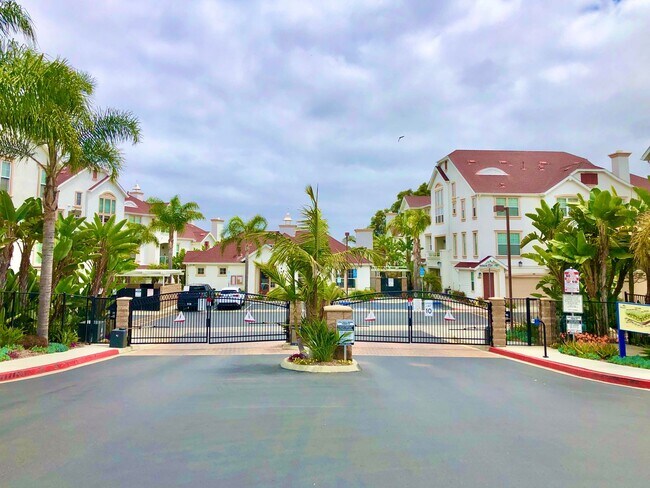 Building Photo - Beautifully Upgraded & Appointed End Condo...