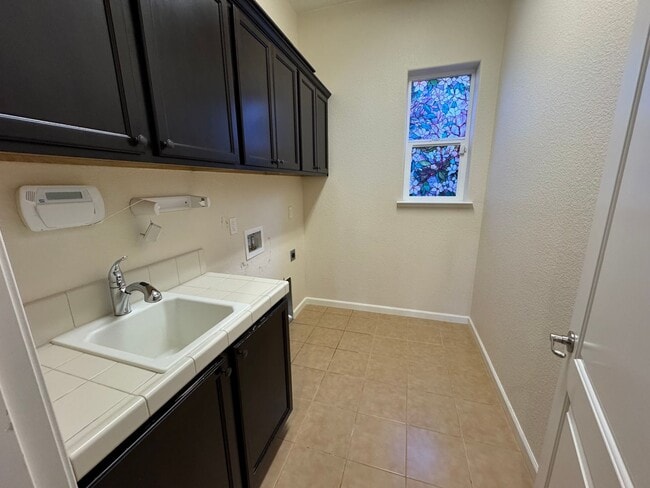 Building Photo - 4 Bedroom, 3 car garage- Foothills at Wingfield Springs. Pets welcome!