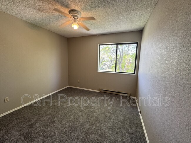 Building Photo - 3285 Canyon Dr