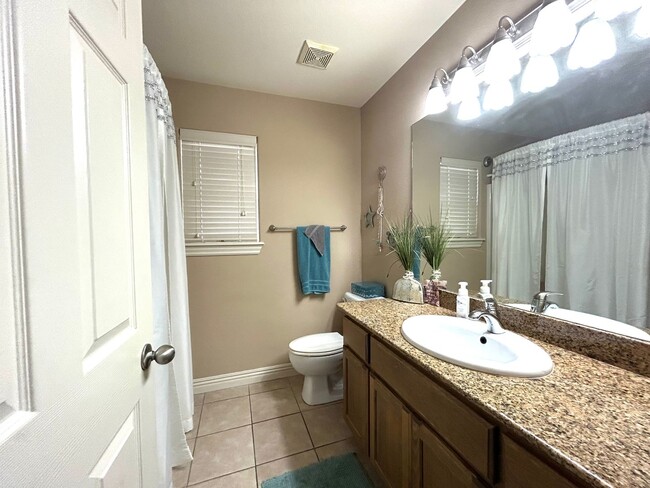 Building Photo - 4 Bedroom 2 Bathroom home