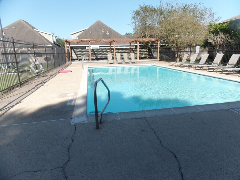 Building Photo - 3300 Pebblebrook Dr