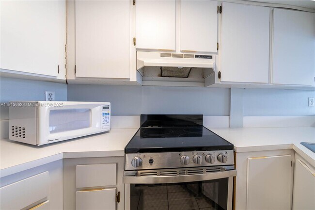 Building Photo - 2600 Collins Ave