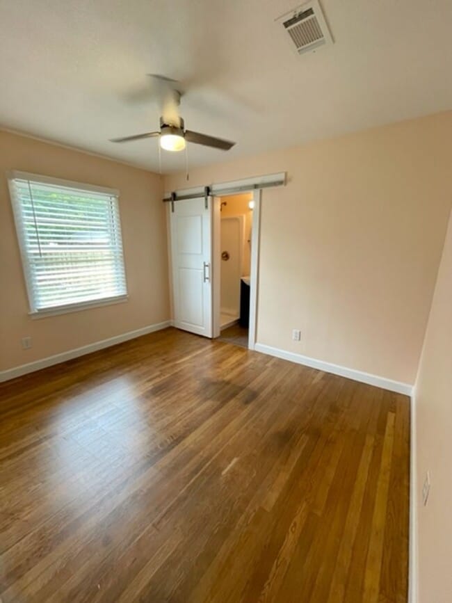 Building Photo - Cute beach bungalow in Biloxi, MS!