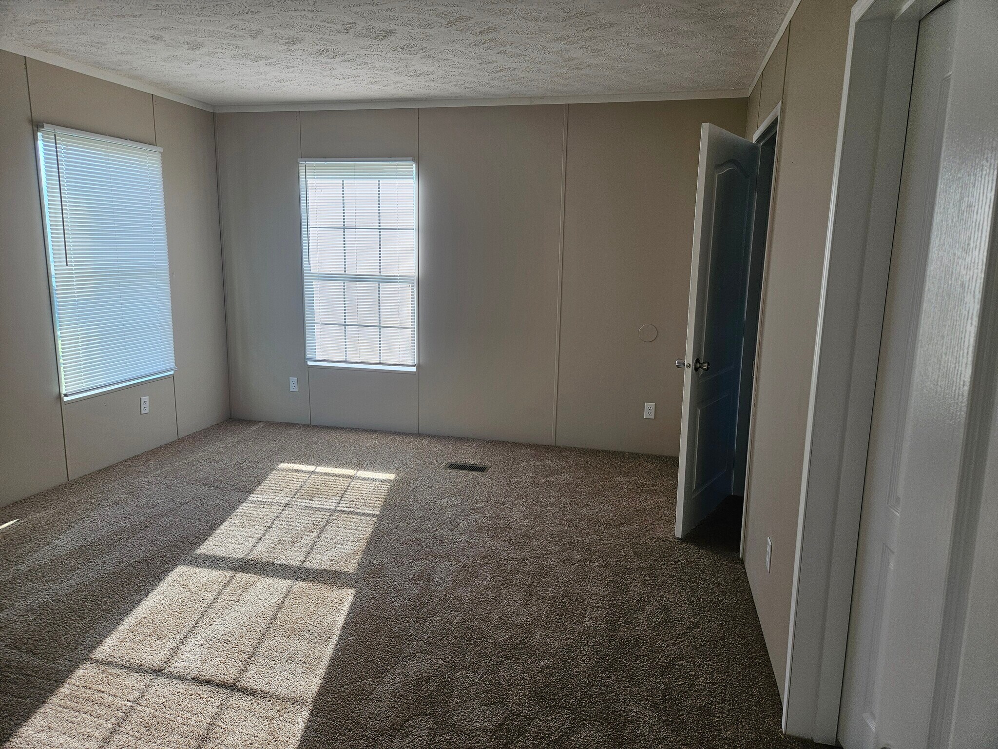 Building Photo - 61 Lynnwood Cir