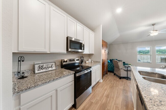 Building Photo - Stylish 3-Bed Home with Island Kitchen, Private Patio & Fenced Yard in Seguin