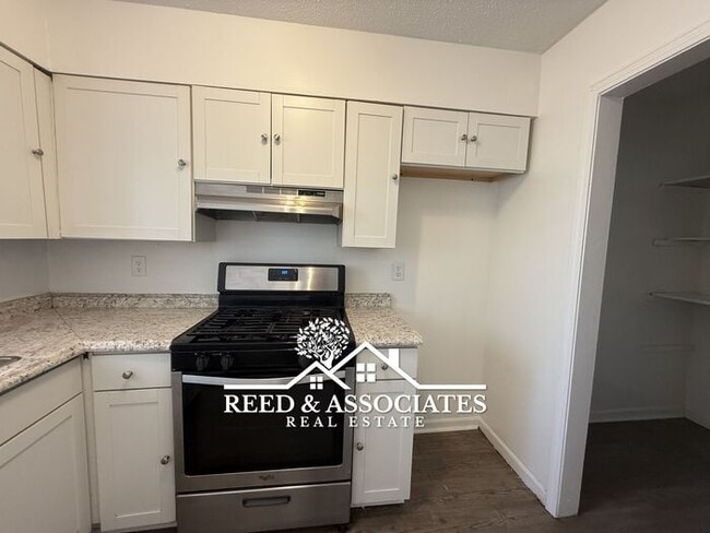 Building Photo - 2-Story Duplex Located Near UofM!