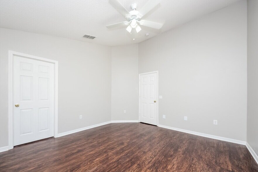 Building Photo - 671 Eagle Pointe S