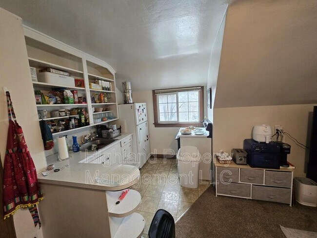 Building Photo - 520 NE Maple St