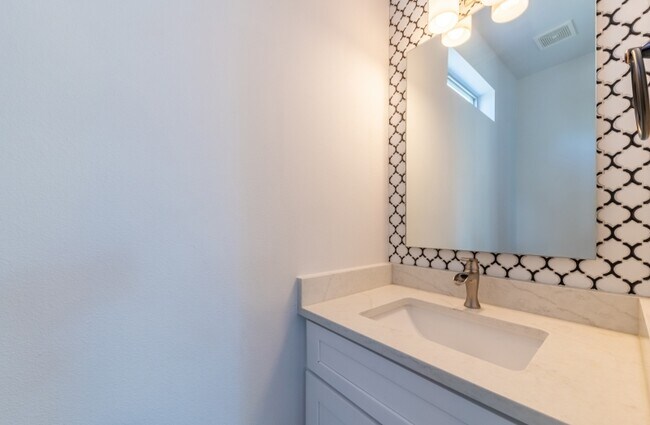 Building Photo - 2014 E 9th St