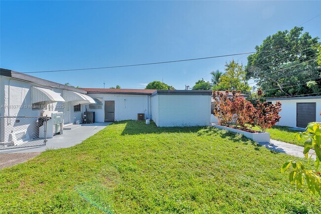 Building Photo - 6130 SW 32nd St