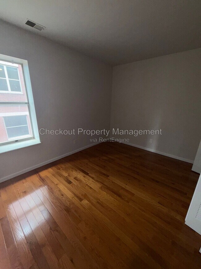 Building Photo - 5535 Pershing Ave