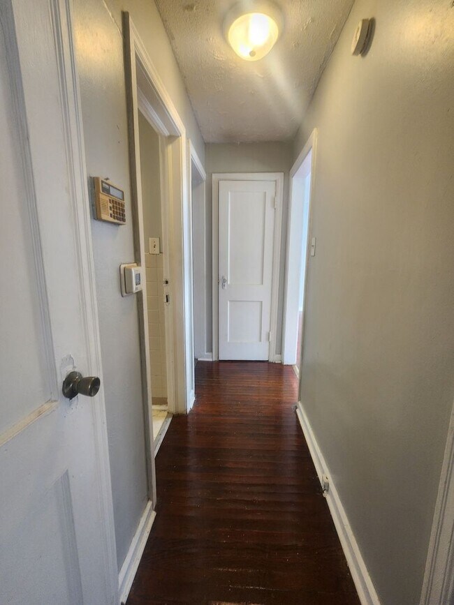 Building Photo - Newly Remolded Spacious Two Bedroom Single Family Near 38th and Sherman