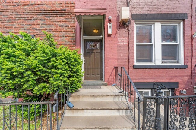 Building Photo - 233 Grand St