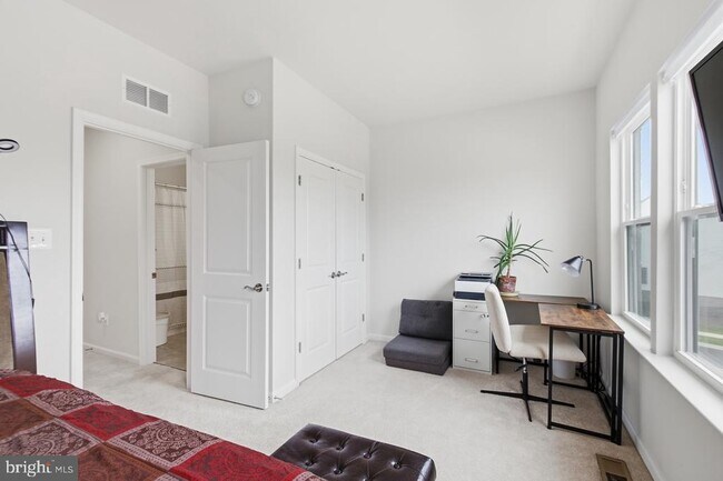 Building Photo - 3469 Carnaby St