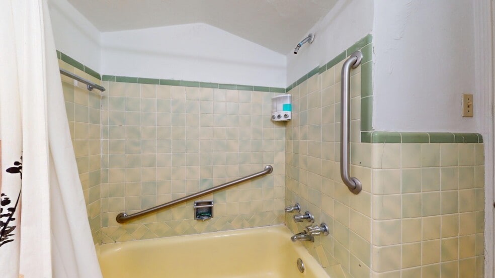 Building Photo - 5816 Mardel Ave