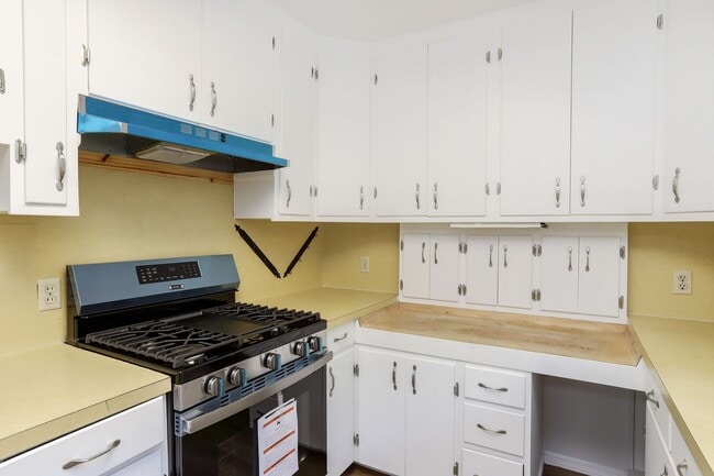 Building Photo - 4 Bed / 2 Bath Welcoming Midtown Palo Alto...
