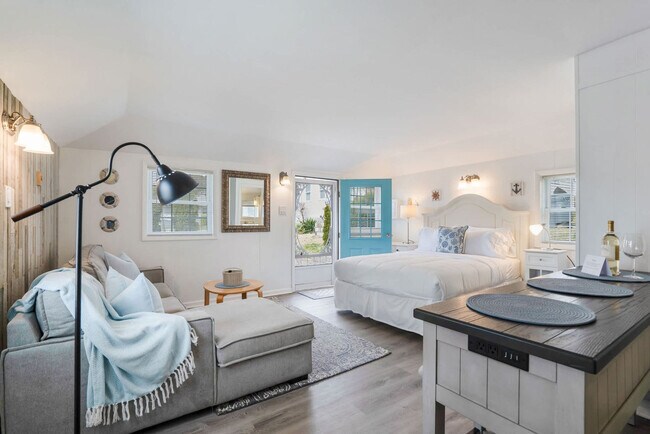 Building Photo - 27 Oak St