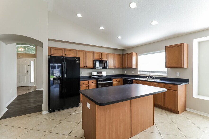 Building Photo - 9912 Riverchase Dr