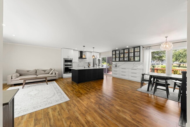 Building Photo - 215 Longridge Ct