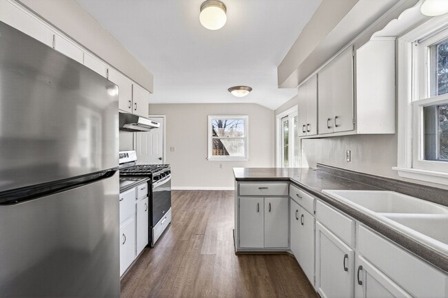 Building Photo - Great Location