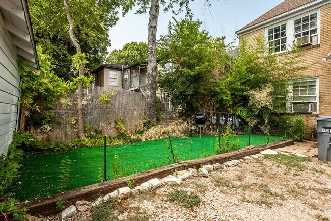 Building Photo - 5918 La Vista Dr