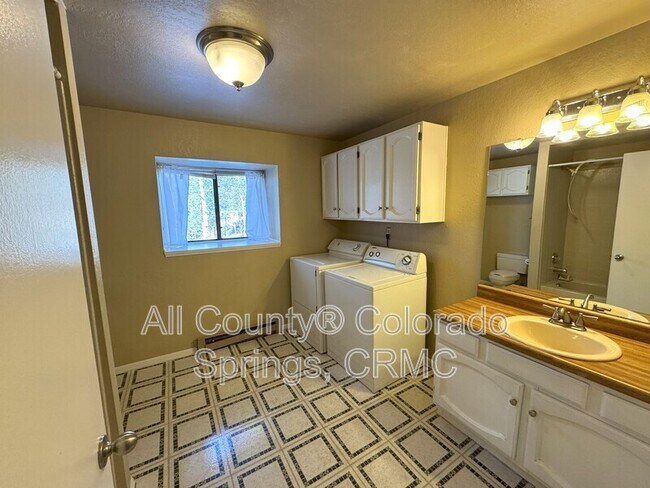 Building Photo - 931 Kings Crown Rd