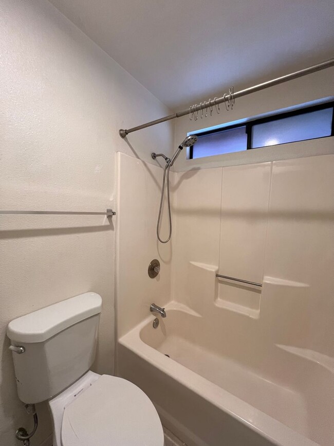 Building Photo - Beautiful 3 Bedroom 2 Bathroom House in Co...