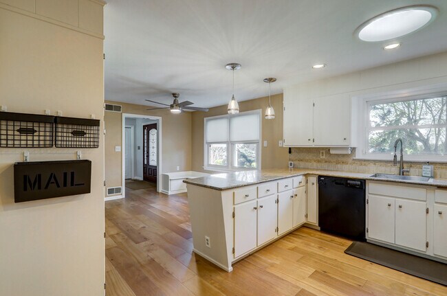 Building Photo - 1827 Larchmont Ln