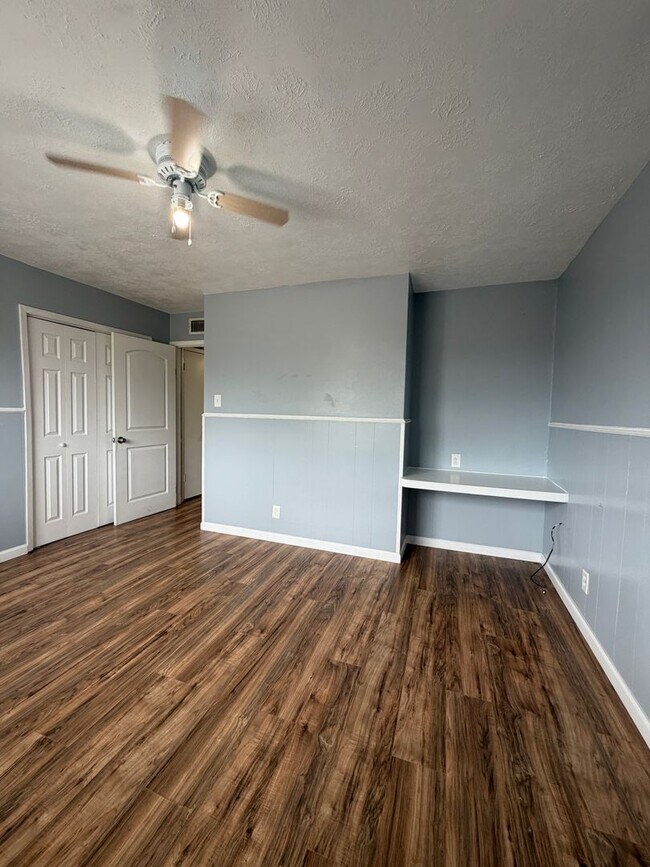Building Photo - Spacious, 2 story townhouse