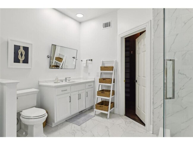 Building Photo - 3115 N Shore Dr