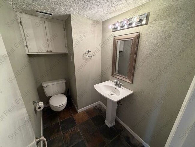 Building Photo - 2 Bed 2.5 Bath Condo on the golf course!