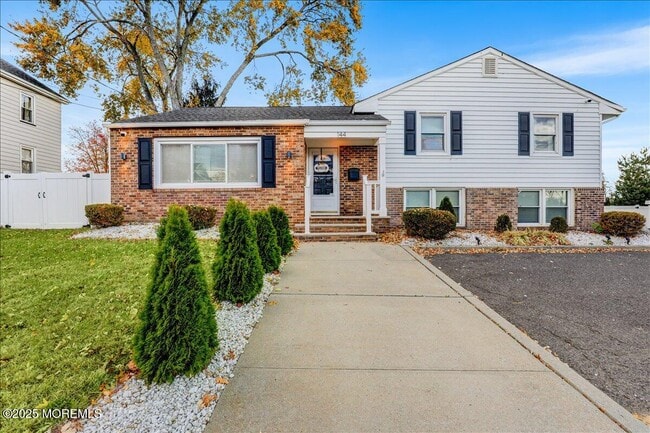 Primary Photo - 144 Lower Main St