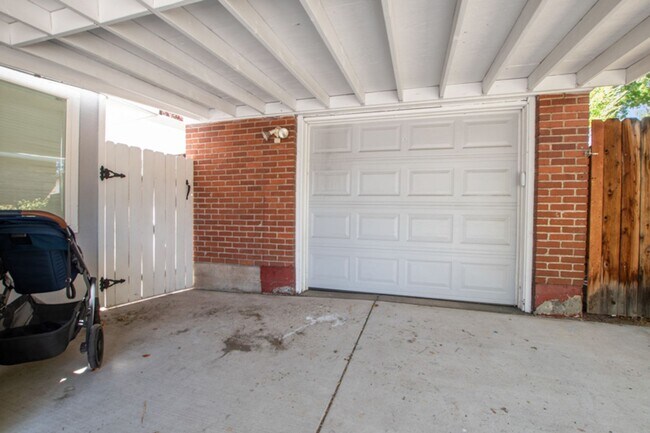 Building Photo - Old Southwest 2 bed / 1 bath / 1 car garage REMODELED & Move In Ready