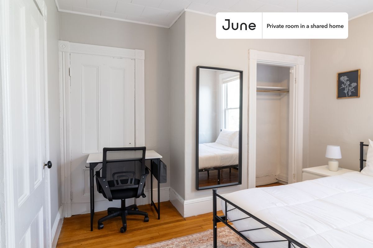 Building Photo - Private bedroom in 4 bed/1 bath Home