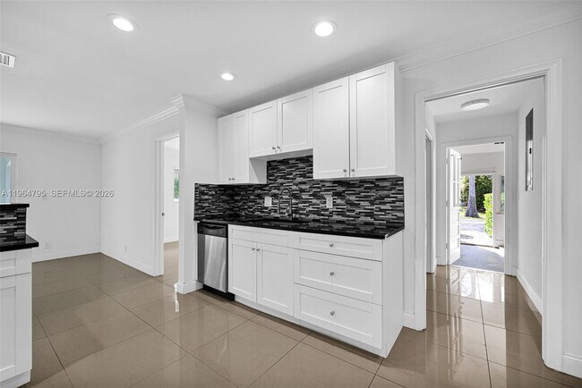 Building Photo - 820 E Cypress Ln