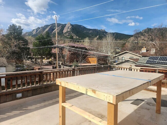 Building Photo - 3 Bedroom Home on the Hill - AVAILABLE NOW!