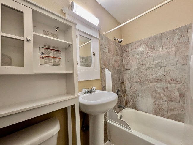 Building Photo - Discover Your New Home in the Heart of the Desirable Sellwood Neighborhood! Water/Sewer/Garbage I...