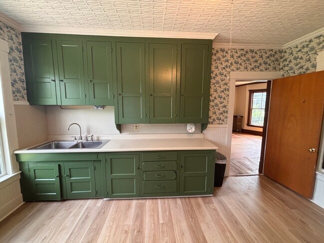 Kitchen - 216 Russell St