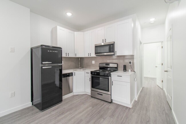 Building Photo - New! Renovated & Modern Apartment