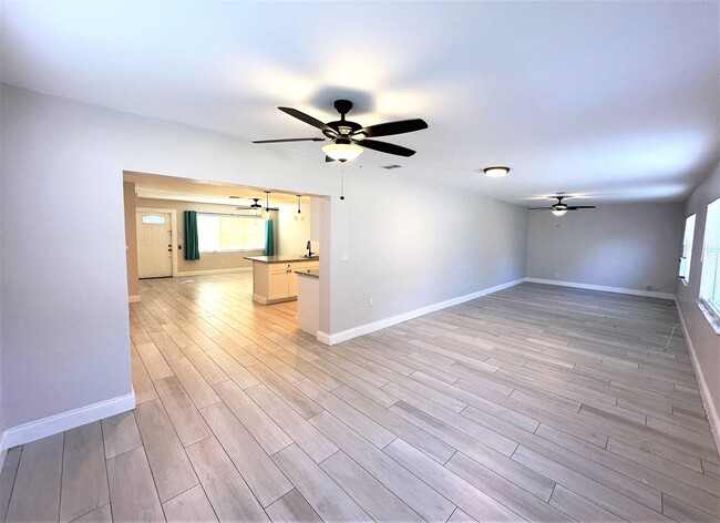 Building Photo - ** CENTRAL NAPLES ** 3 BED + DEN / 2 BATH ** GARAGE - NO HOA! ** ANNUAL RENTAL **