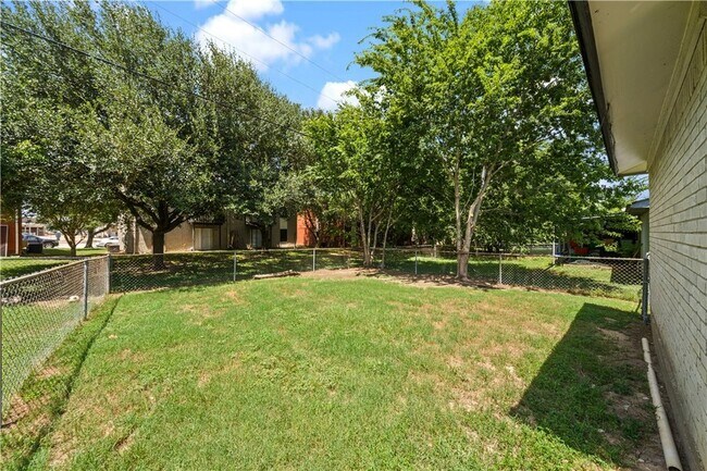 Building Photo - 1419 Hillside Dr
