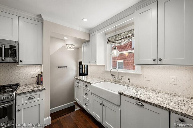 Building Photo - 4420 Elmwood Ave