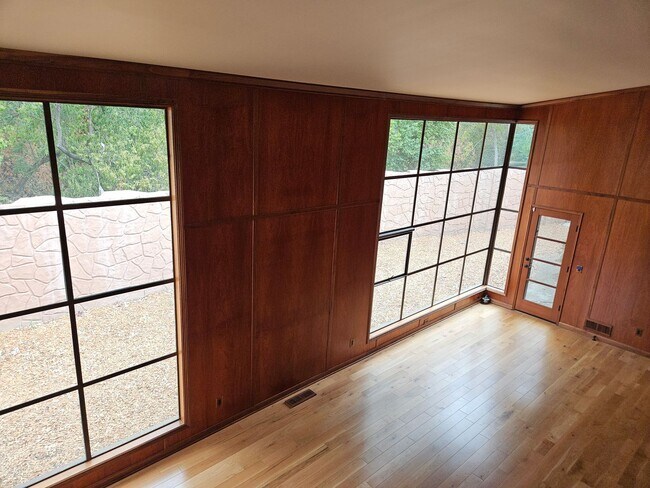 Building Photo - Stunning 5 Bed 3 Bath Naglee Park Home Wit...