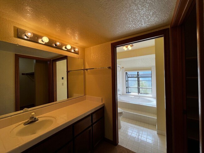 Building Photo - Charming Santa Cruz Townhouse: 3 Beds, 2.5...