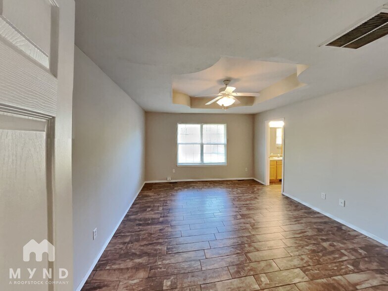 Building Photo - 711 N Jonathan Ave