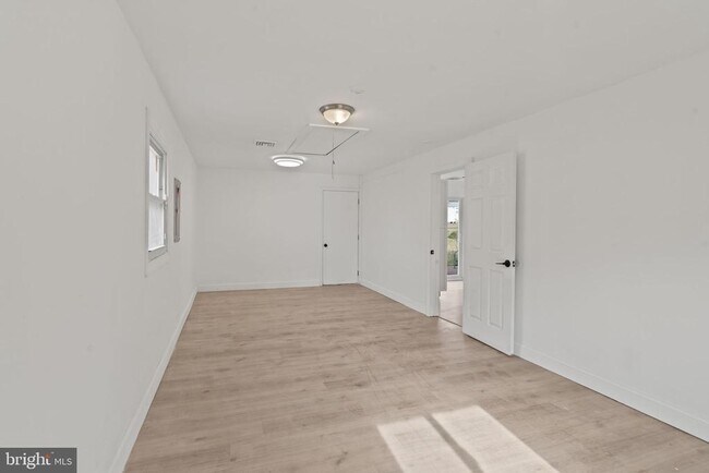 Building Photo - 5 Burgess Ln