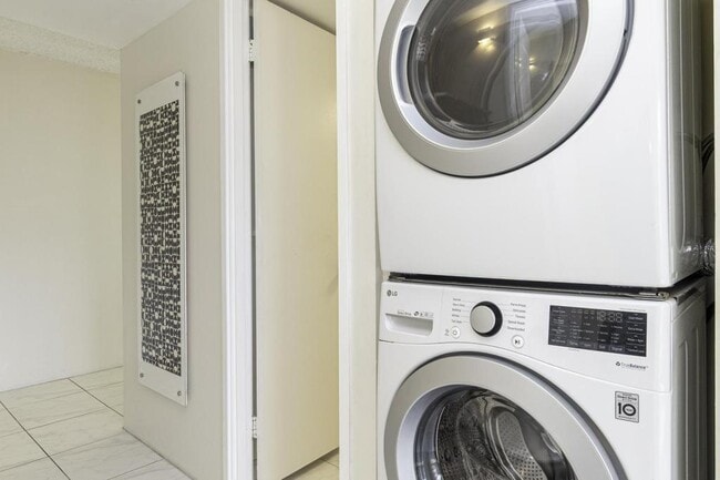 Building Photo - 6770 Hawaii Kai Dr