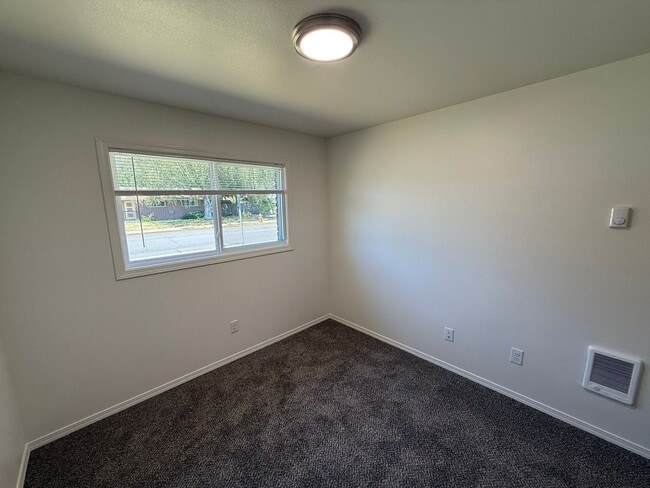 Building Photo - 1505 NW Highland Dr
