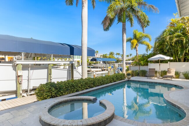 Building Photo - 165 1st St E